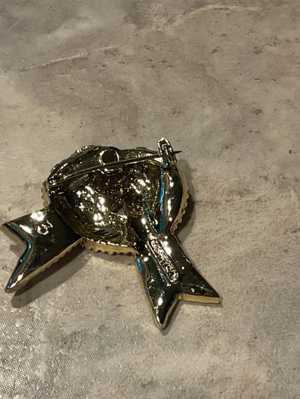 Gerry’s Knotted Ribbon Brooch Vintage Goldtone 2” across